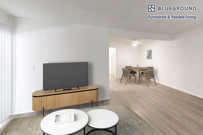 Foto del edificio - 6700 Warner Ave