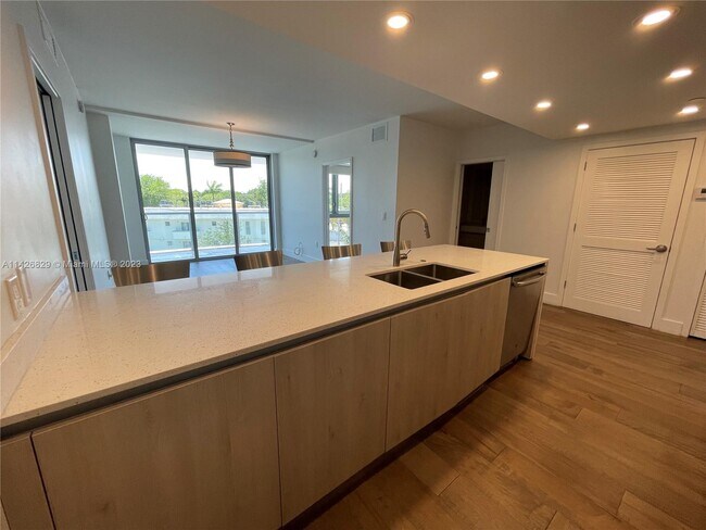 Building Photo - 13800 Highland Dr