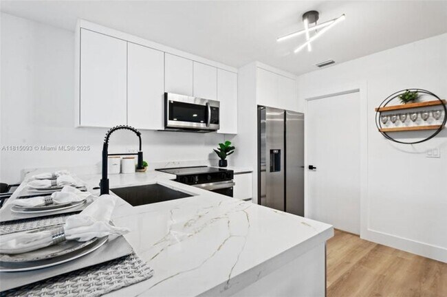 Foto del edificio - 679 SW 17th Ct