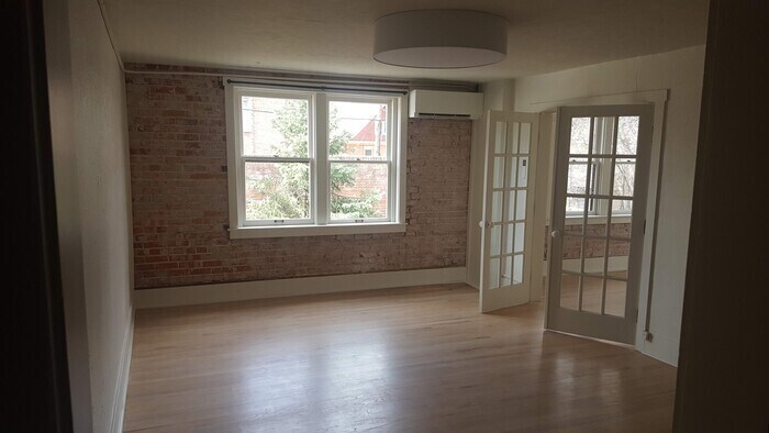 Foto principal - 220 E Laurel St