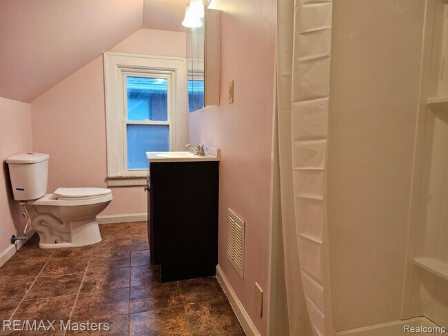 Baño limpio y actualizado. - 437 N Monroe St