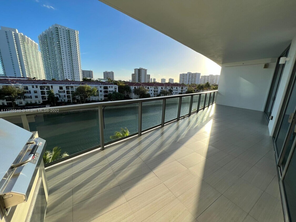 Foto principal - 3250 NE 188th St