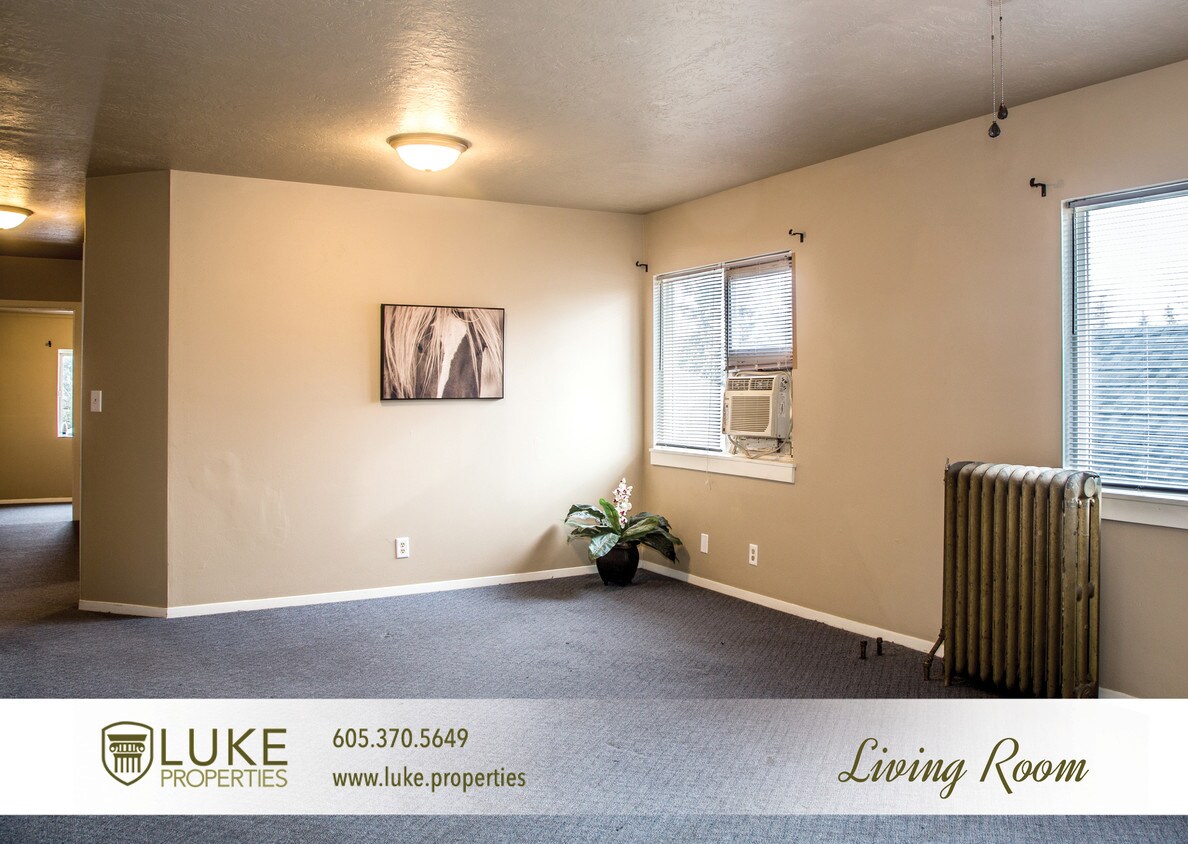 Living Room - 1007 S Center Ave