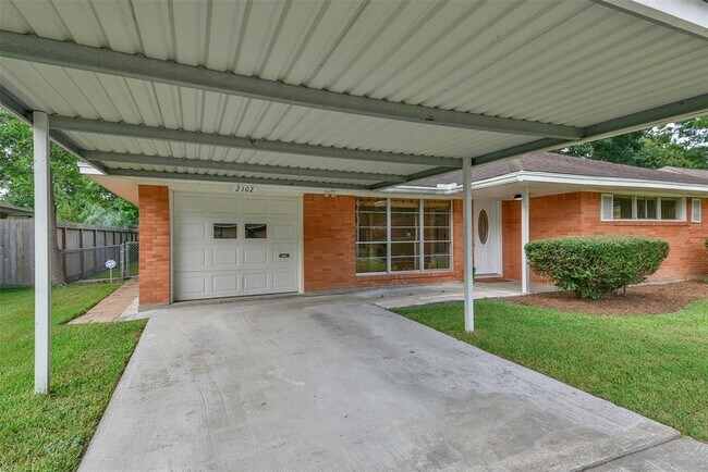 Building Photo - 2102 Saxon Dr