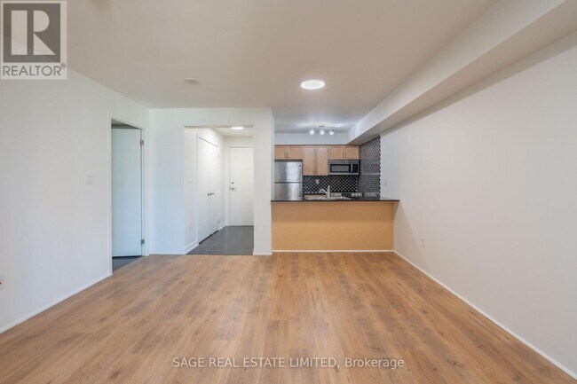 Photo du bâtiment - 816-816 Lansdowne Ave