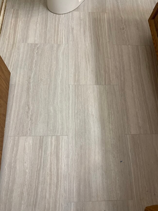 Baño con suelo nuevo. - 2044 Bradley St