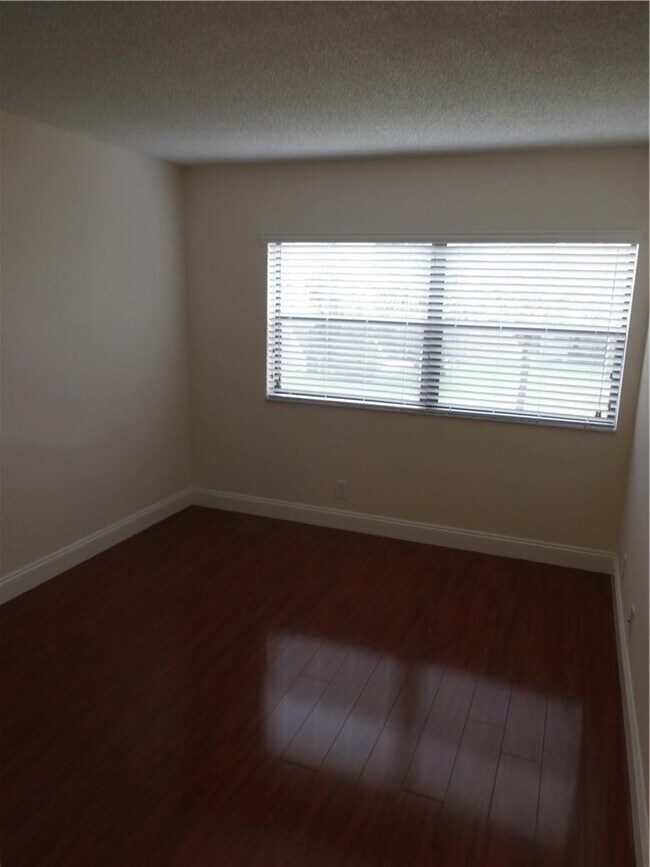 Foto del edificio - 220 Lakeview Dr