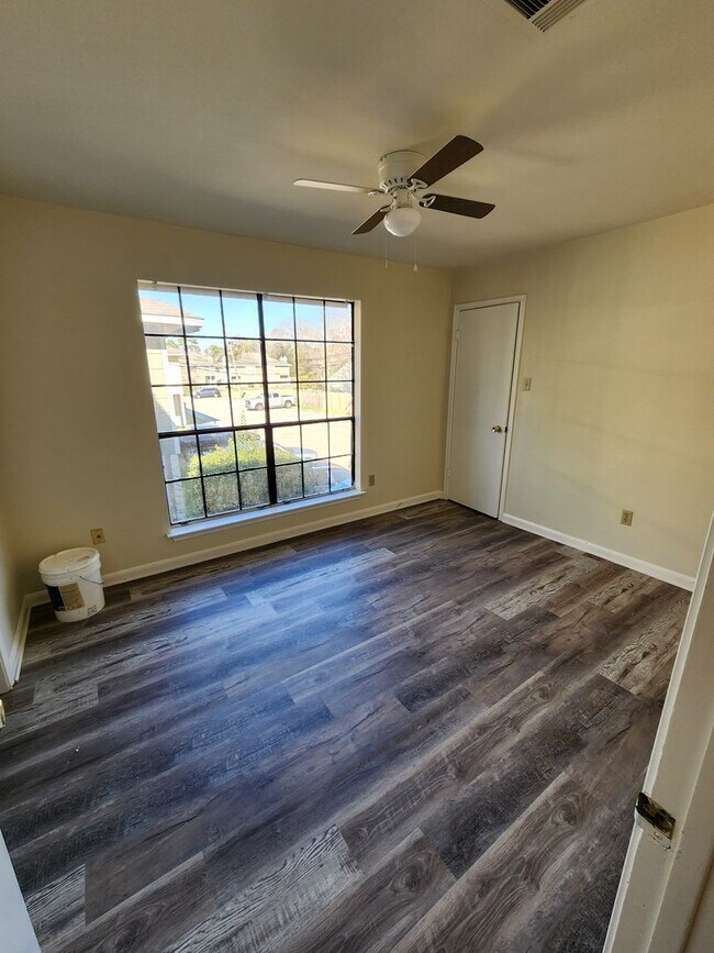 Building Photo - 251 Antrim Dr