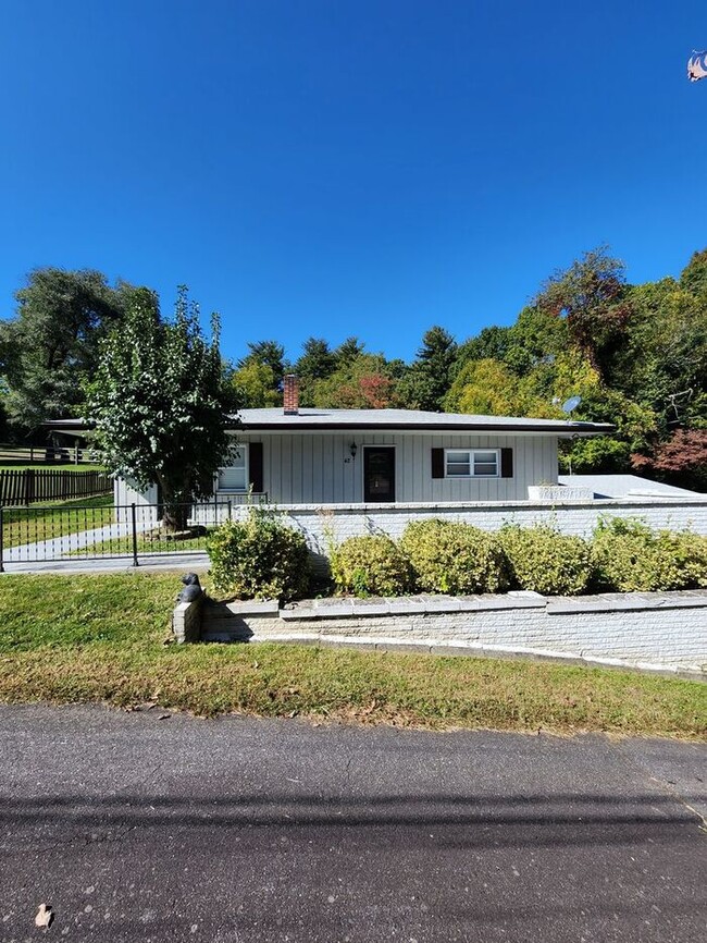 Building Photo - East Asheville Rental!