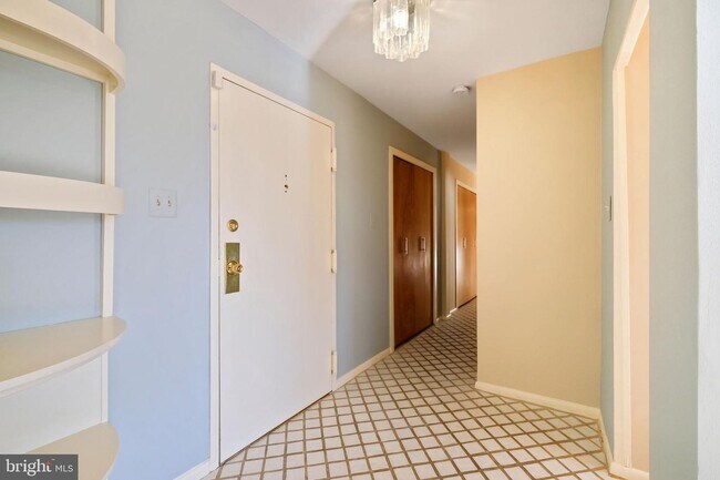 Building Photo - 4720 Chevy Chase Dr