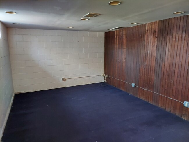 Habitación adicional en el sótano - 1579 Grandview Ave