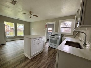 Building Photo - 9710 Casa Loma Dr