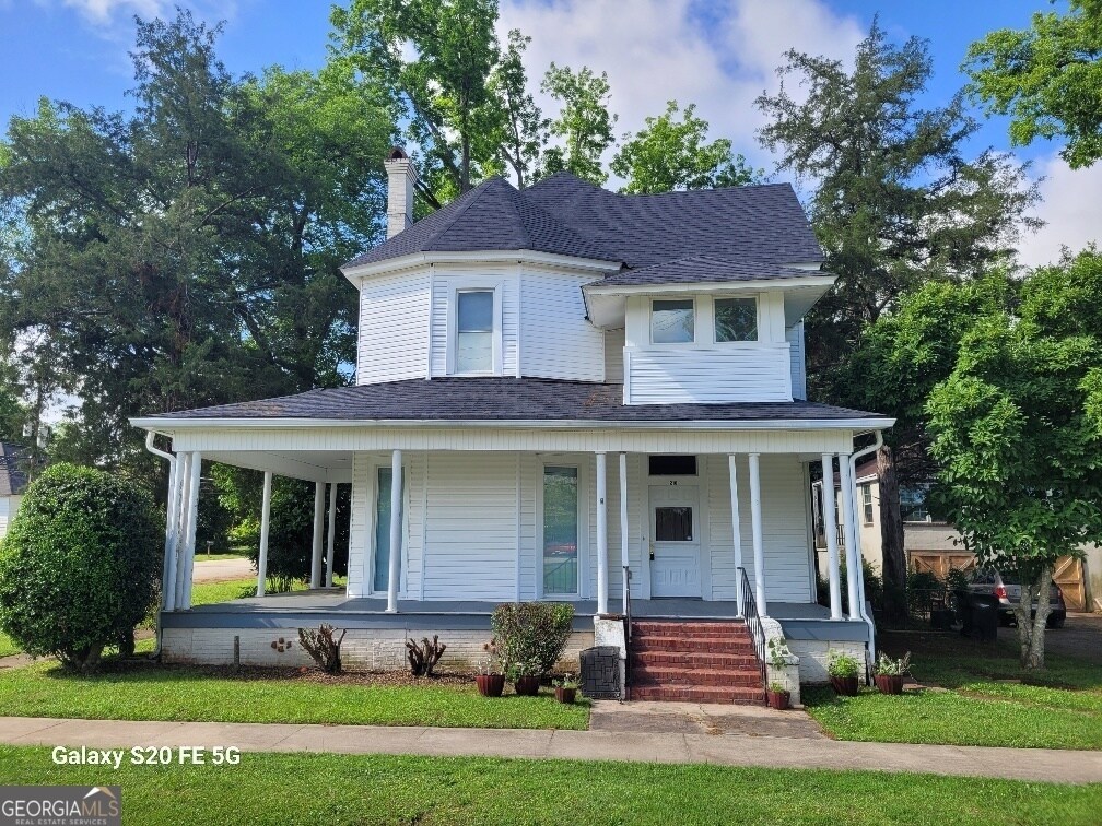 Foto principal - 210 E 8th St