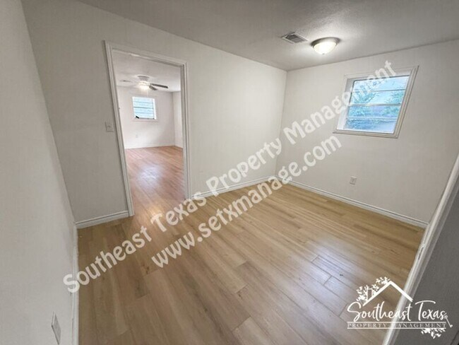 Foto del edificio - 908 Stilwell Blvd