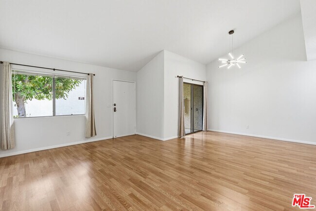 Foto del edificio - 18136 Oxnard St