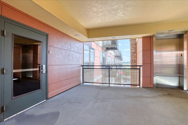 Building Photo - Gorgeous 2Bed/2Bath Condo in Vantage Point!