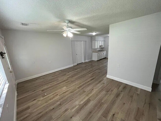 Foto del edificio - 6562 Redwood Oaks Dr