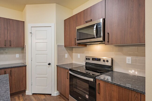 Building Photo - AVAILABLE NOW! GORGEOUS 2 BEDROOM FOUR PLE...