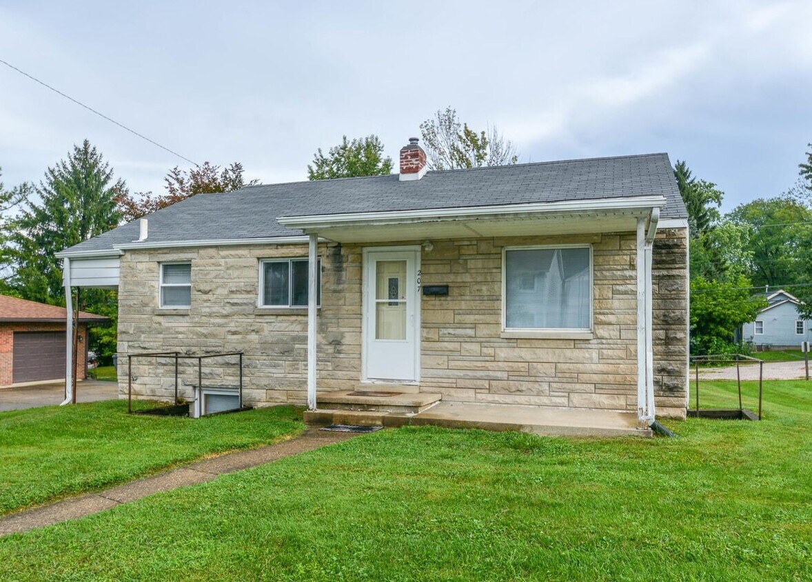 Photo - 207 E 14th St - 5Bed/2Bath - Remodeled Basement!
