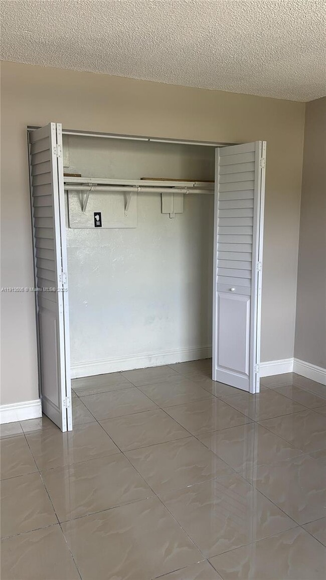 Building Photo - 13725 NE 6th Ave