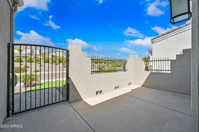 Building Photo - 2111 E Questa Dr