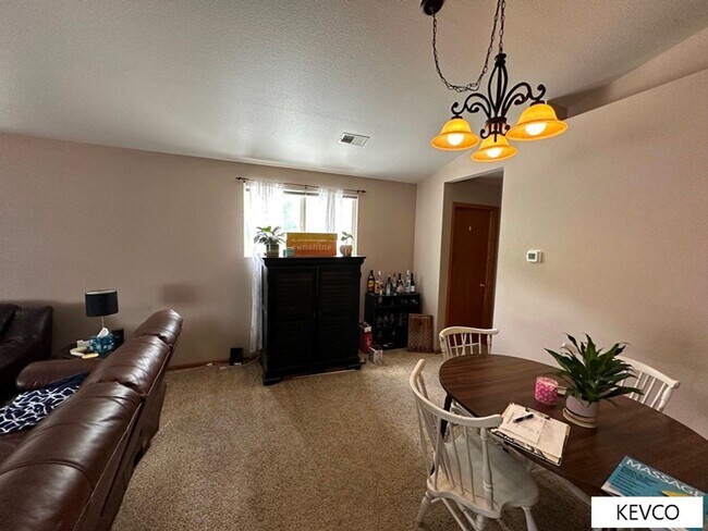 Foto del edificio - Bright and Spacious Condo