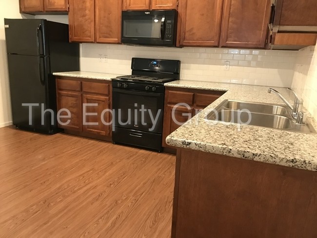 Building Photo - Like new duplex! Middle unit available!