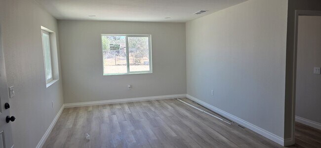 Foto del edificio - 7616 Barberry Ave
