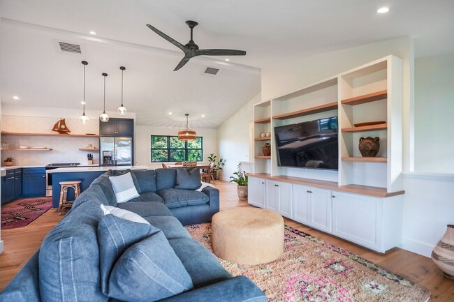 Building Photo - Furnished 3 Bedroom 2.5 Bathroom Home in H...