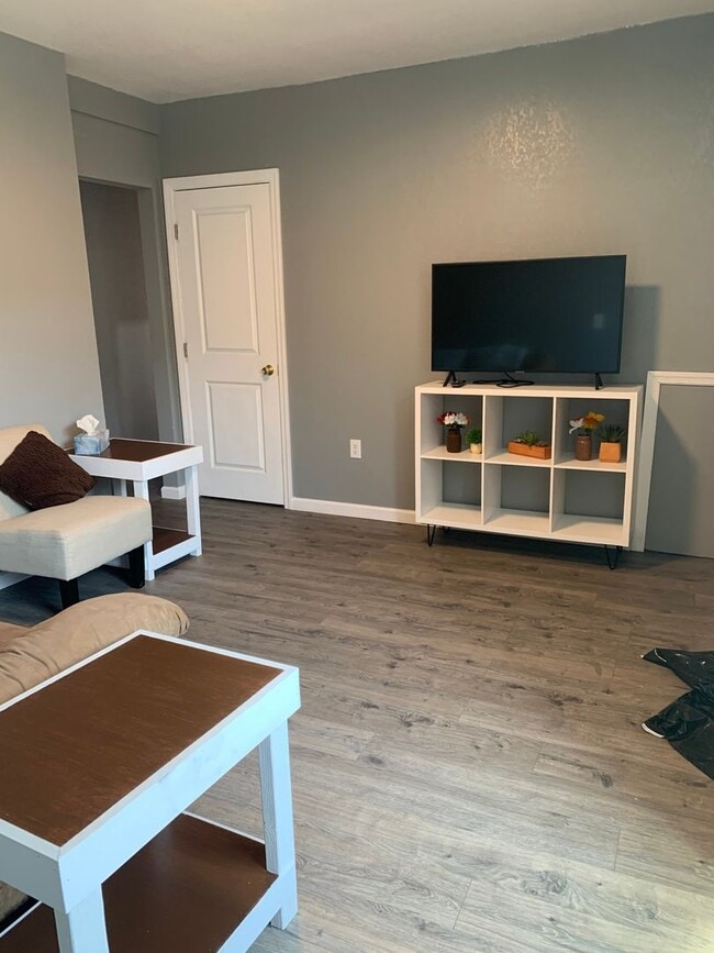 Building Photo - 903 E Cason st