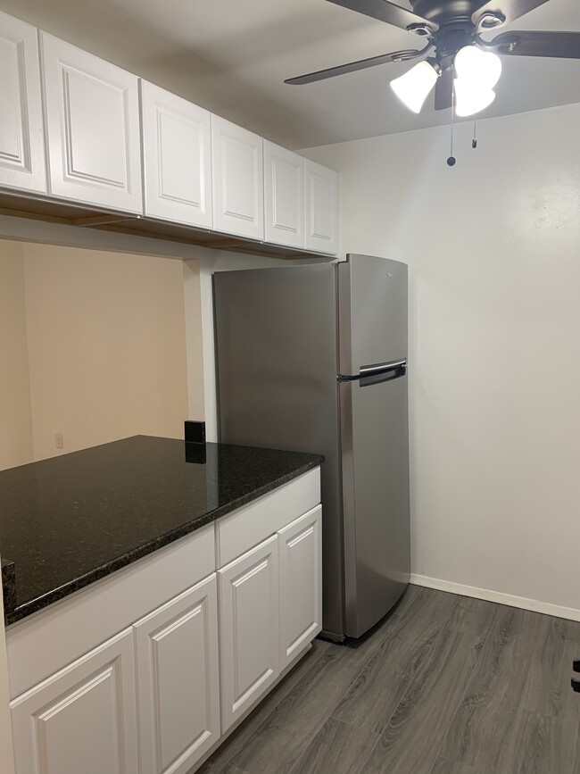 Kitchen with granite countertops - 111 Mulberry St