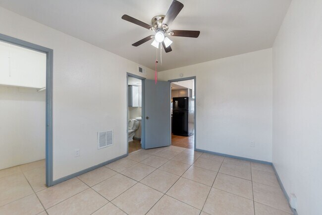 Foto del edificio - 1800 N Wayside Dr