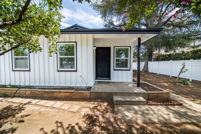 Building Photo - Move-in ready! Be the first to enjoy this beautifully renovated 2 bedroom, 1.5 bath duplex unit at