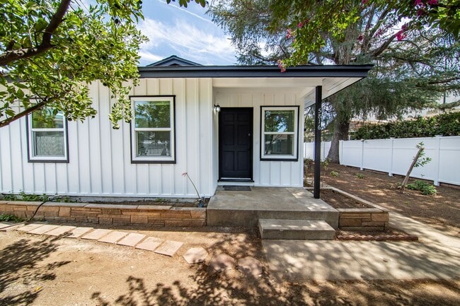 Foto del edificio - Move-in ready! Be the first to enjoy this beautifully renovated 2 bedroom, 1.5 bath duplex unit at