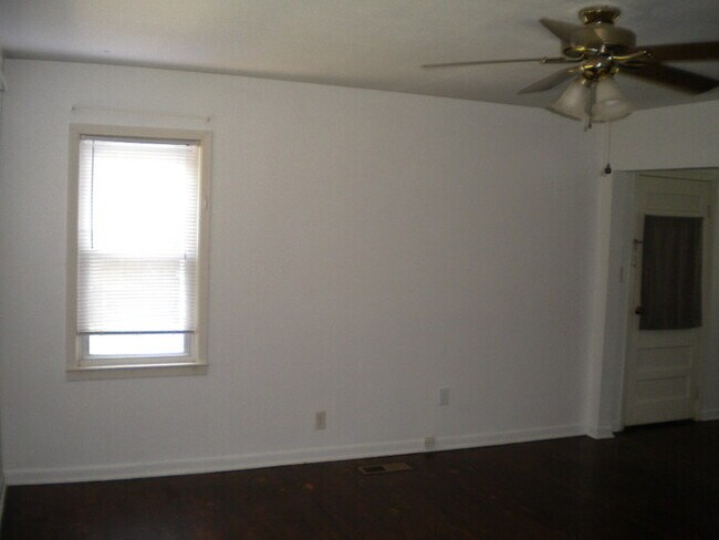 Building Photo - 2 bed 1 bath with large yard