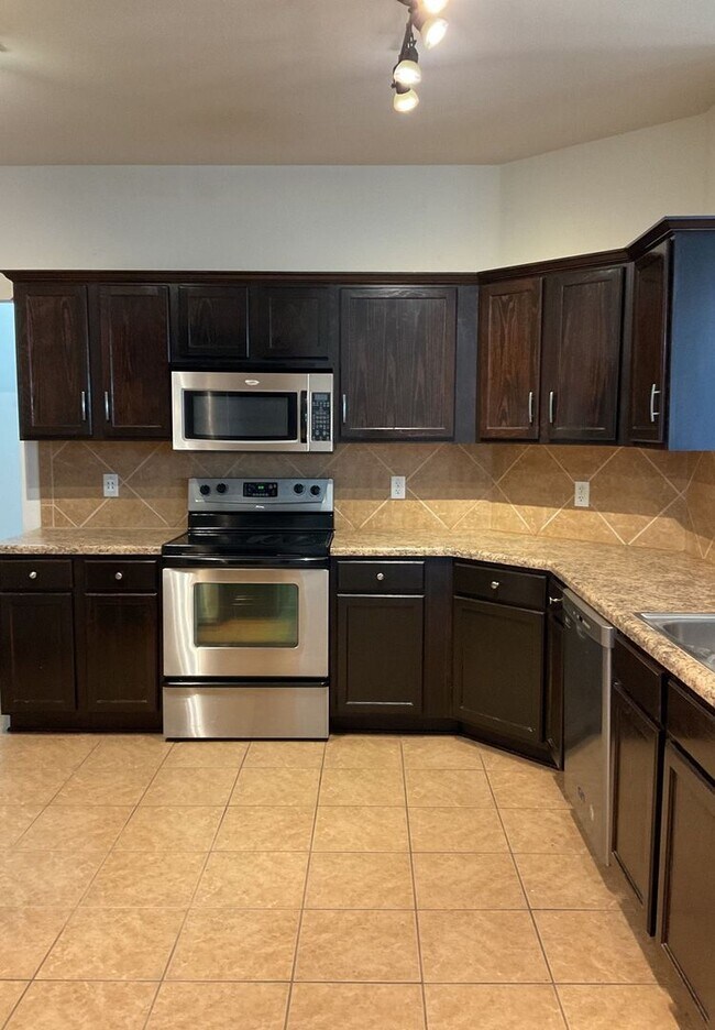 Foto del edificio - NEW IN MANAGEMENT - AVAILABLE NOW!