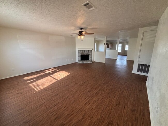 Foto del edificio - 1 Story Home in Crowlley with Community Pool