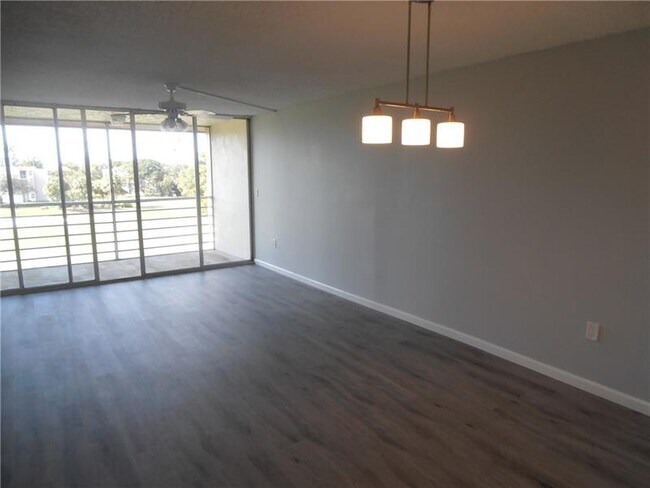 Building Photo - 9495 Evergreen Pl