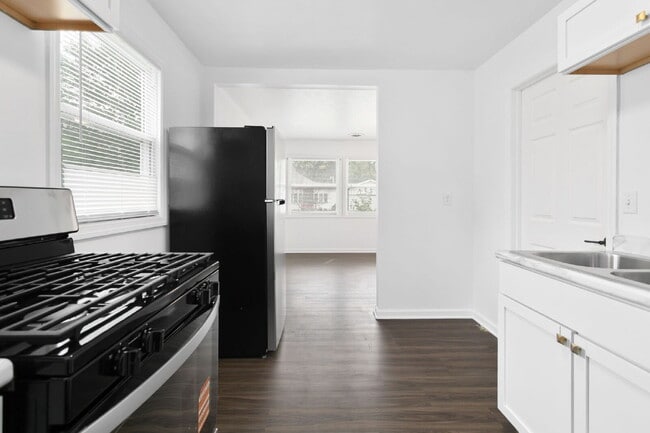 Building Photo - Completely Remodeled and close to ND!