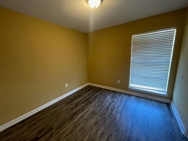 Building Photo - 1757 Custer Dr