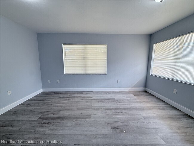 Foto del edificio - 508 W Hal McRae Blvd