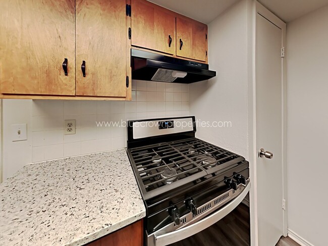 Building Photo - 606 Royal Crest Dr