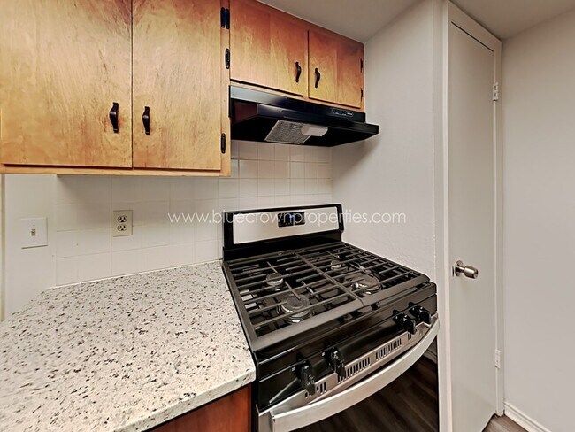 Foto del edificio - 606 Royal Crest Dr