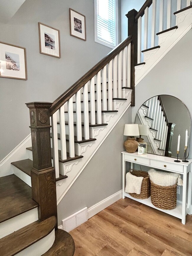 Building Photo - 1 Mile to Country Club! Sleeps 10!
