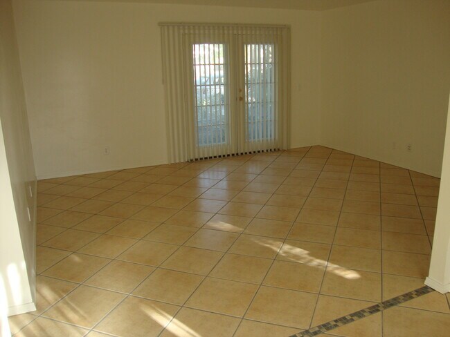 living room - 256 S Santa Fe Ave