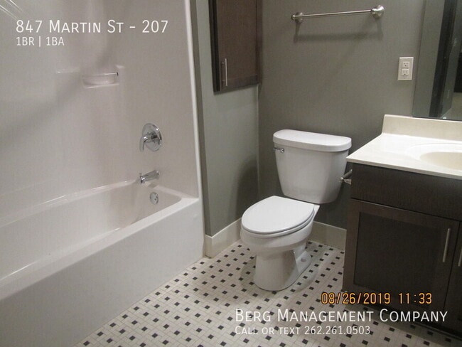 Building Photo - 847 Martin St