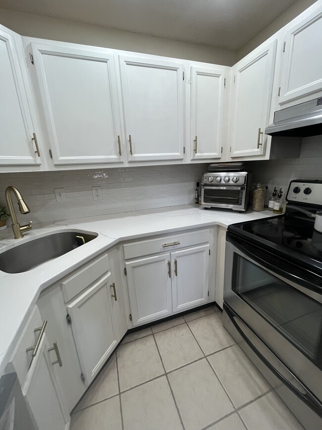 Building Photo - 5415 Aberdeen Dr