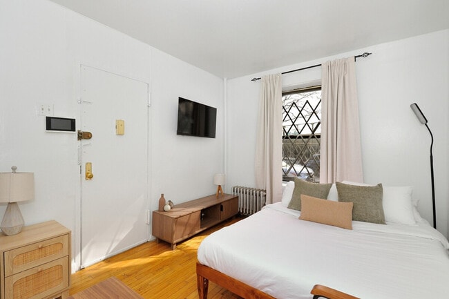 Building Photo - 422 W 56th St