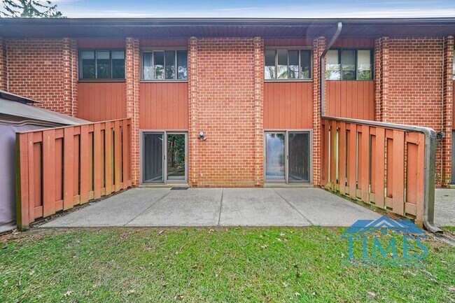 Building Photo - 704 Worthington Dr