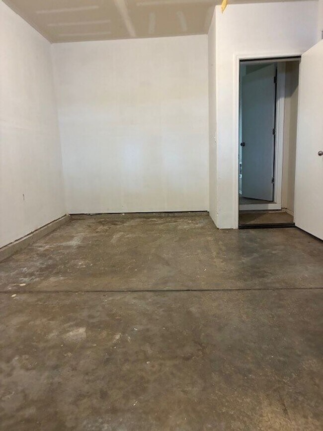 Building Photo - Division 16 Plex